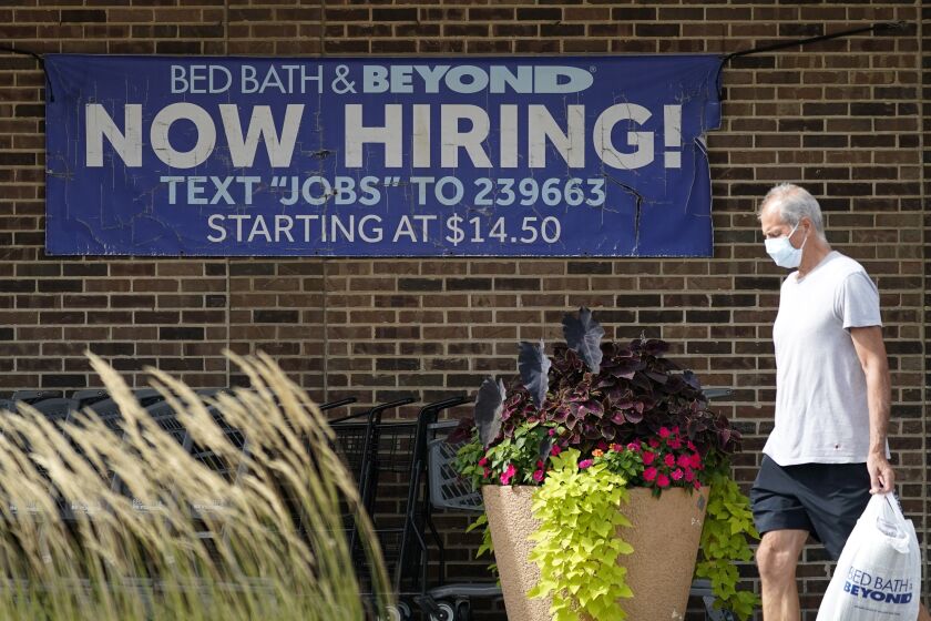 El letrero de una tienda que busca empleados en Deerfield, Illinois, el 21 de septiembre del 2022. (Foto AP/Nam Y. Huh)
