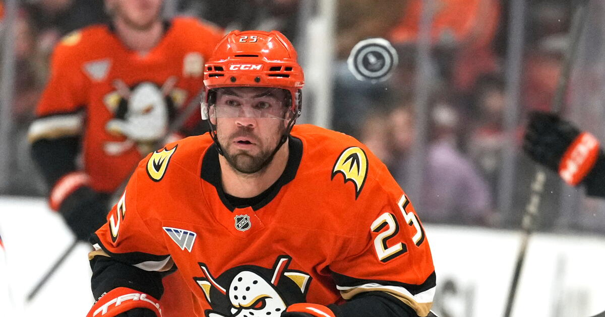Ryan Poehling injured on winning goal in Ducks' victory over Flames