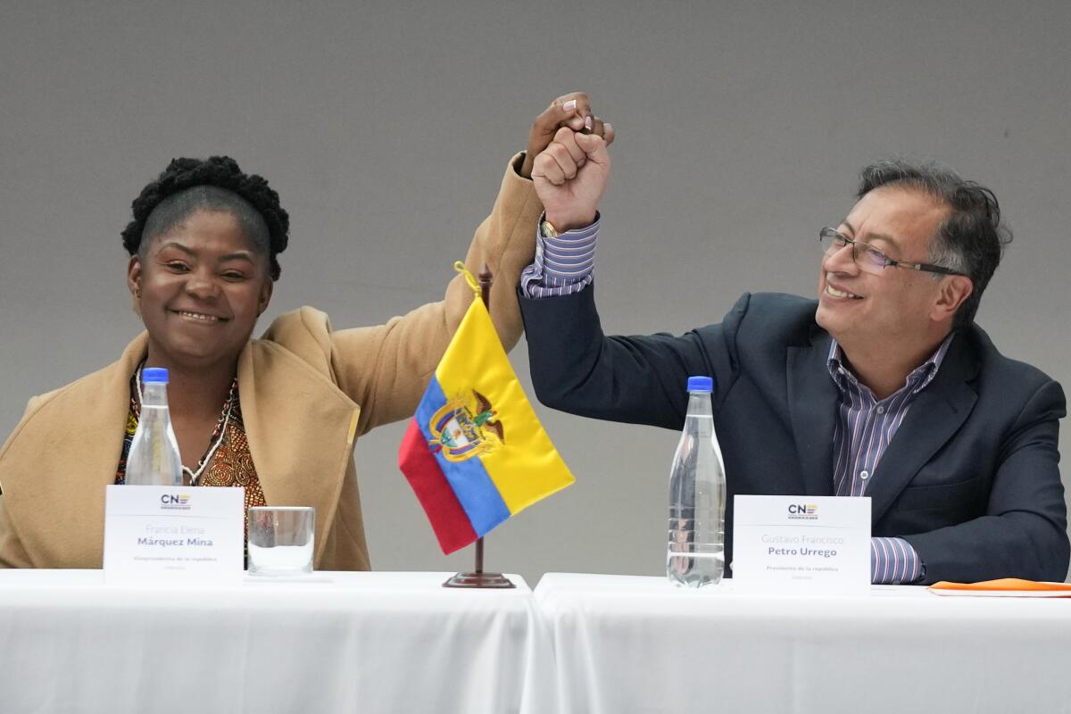 El presidente electo de Colombia, Gustavo Petro, a la derecha, y su compañera de fórmula, Francia 
