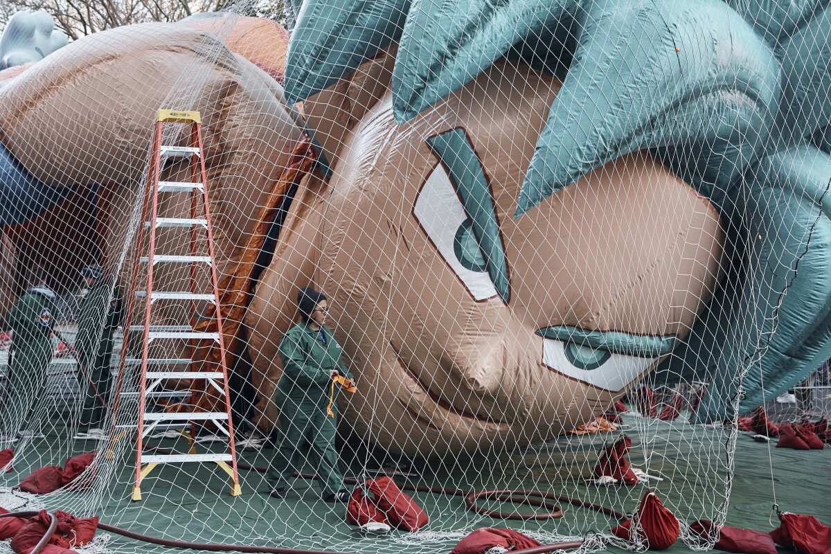 Trabajadores inflan un globo con el personaje de Goku el miércoles 23 de noviembre de 2022