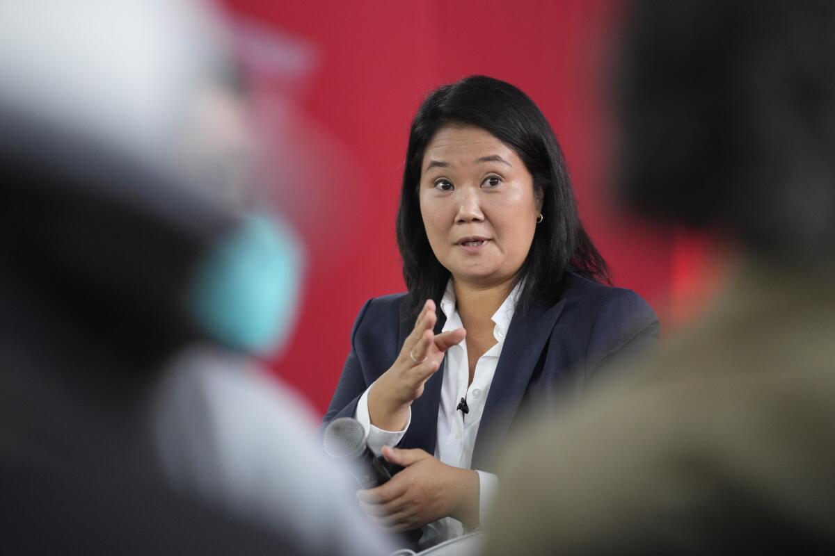 ARCHIVO - La candidata presidencial Keiko Fujimori habla en una conferencia de prensa en Lima,