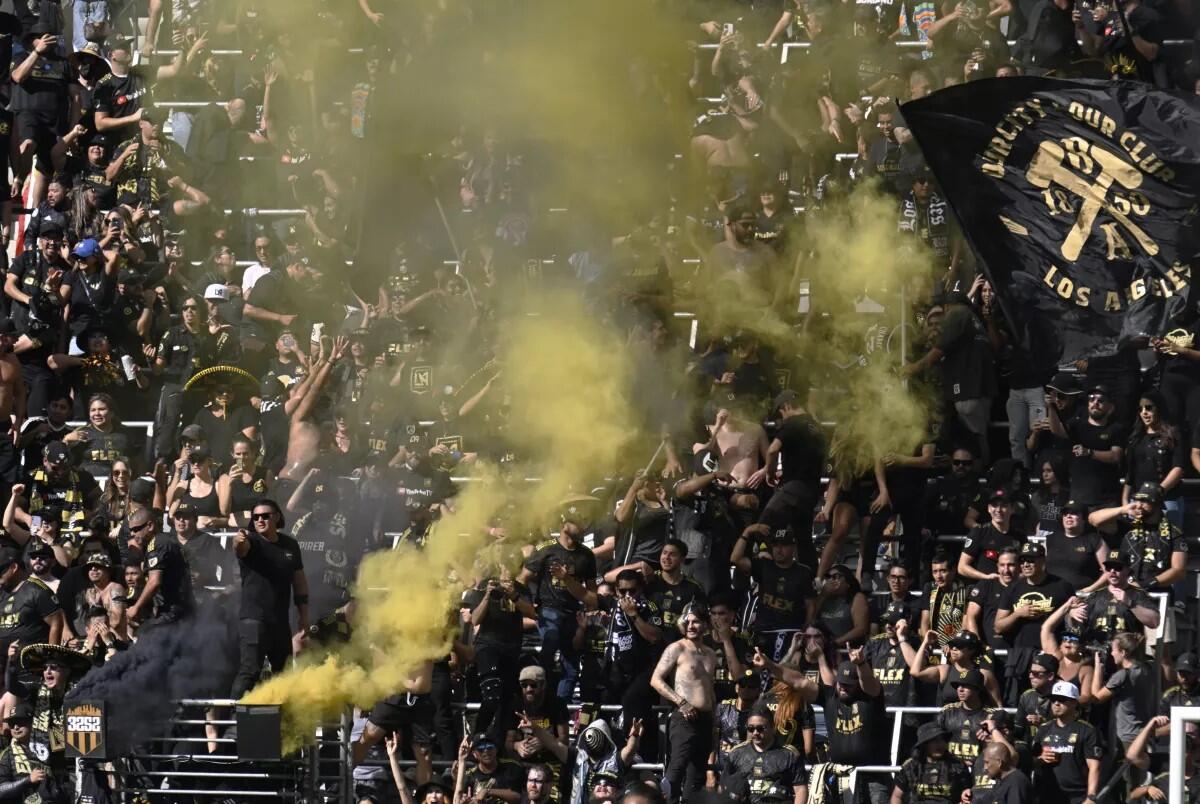 Los aficionados de Los Ángeles FC celebran después de un gol 