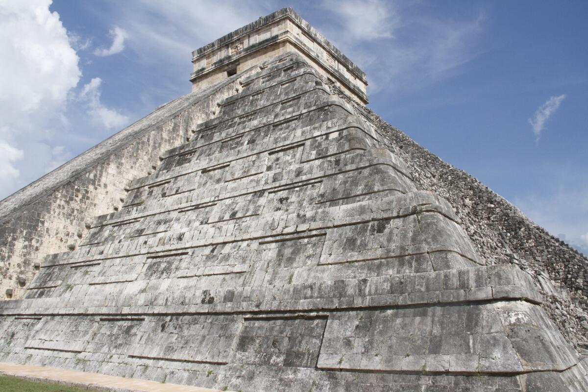 ARCHIVO - Esta fotografía muestra la pirámide de Kukulcán en el sitio arqueológico de Chichén Itzá