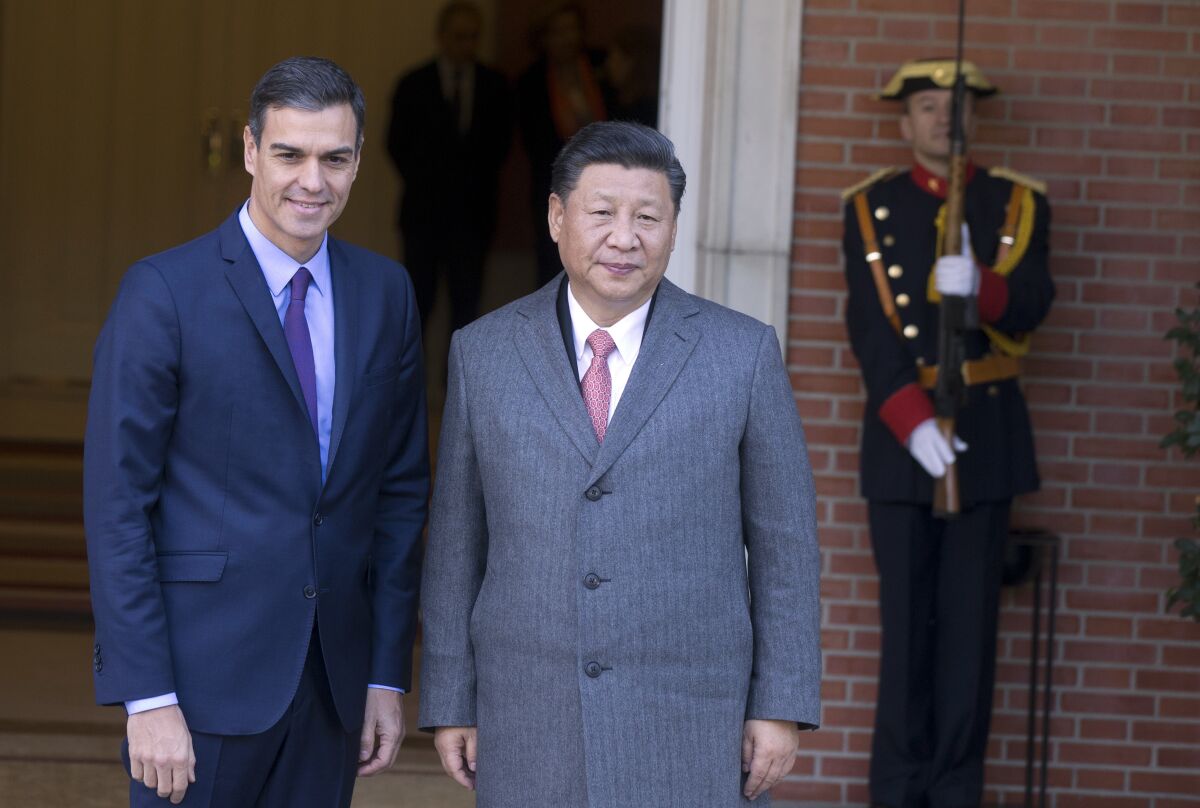El presidente chino, Xi Jinping, con el presidente del gobierno de España, Pedro Sánchez, en el Palacio de la Moncloa, en Madrid, el miércoles 28 de noviembre de 2018. (Foto AP/Paul White, Archivo)