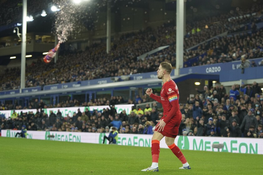 Jordan Genderson celebra después de anotar el primer gol del Liverpool en su encuentro ante el Everton, el miércoles 1 de diciembre de 2021, en Liverpool. (AP Foto/Jon Super)