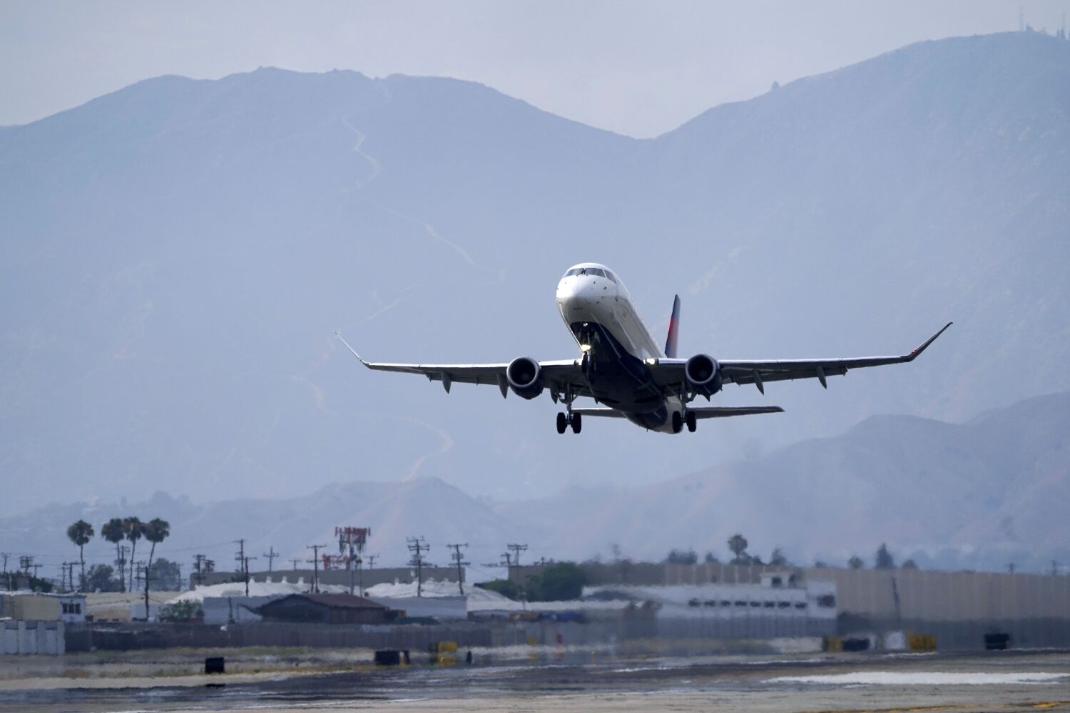 Burbank aborted landing was latest close call for U.S. flights. Here's why experts say not to worry