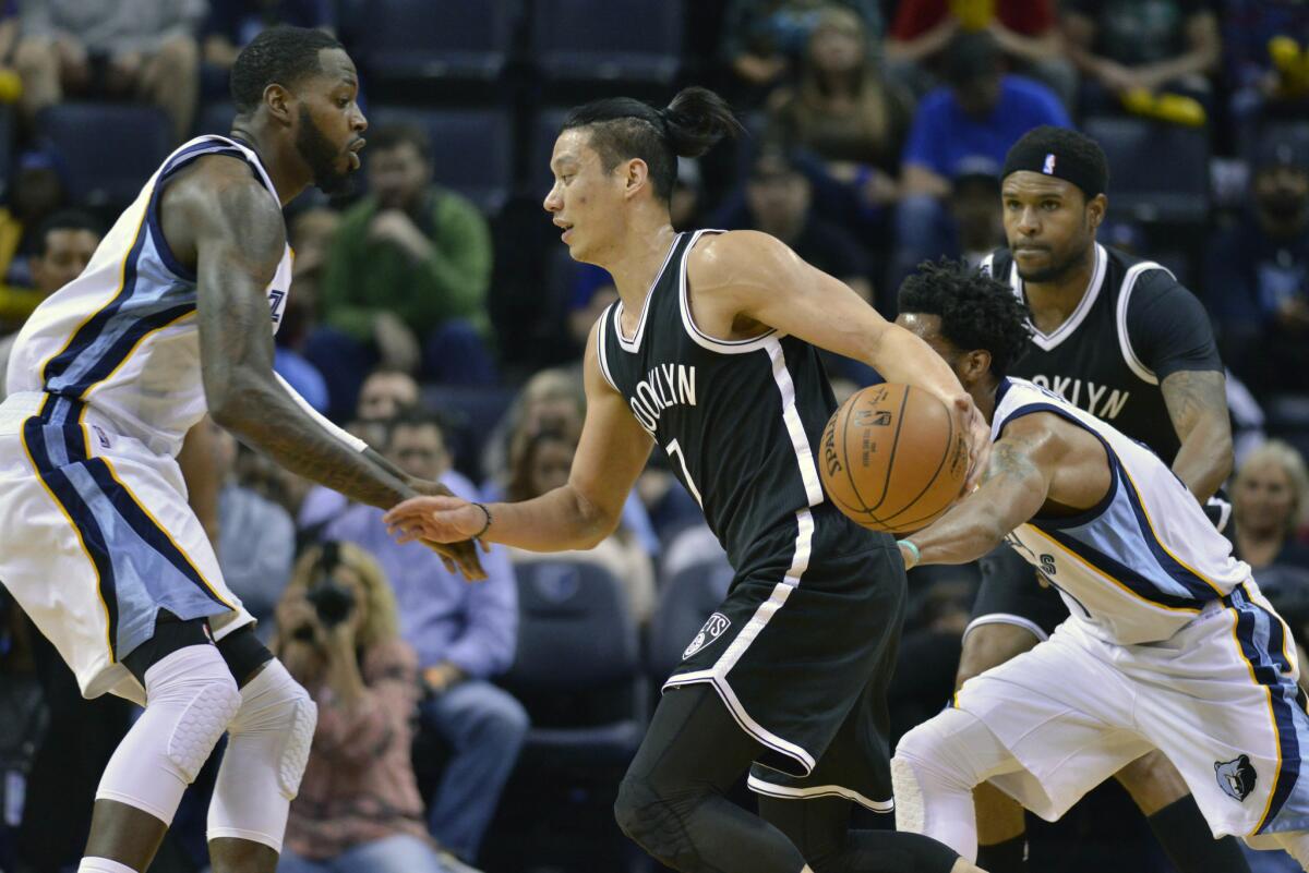 Jeremy Lin, de los Nets de Brooklyn dirige el ataque frente a JaMychal Green y Mike Conley de los Grizzlies de Memphis.