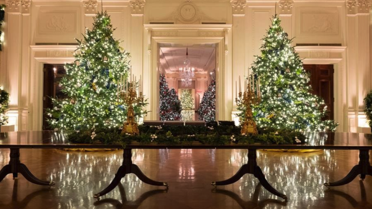 En la imagen aparece el tren White House Express decorando la mesa central del Salón Este 