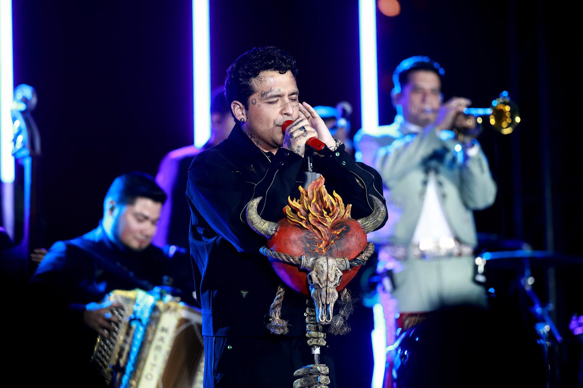 Christian Nodal en el escenario de las Acoustic Sessions 2024 en el Museo Grammy de Los Ángeles.