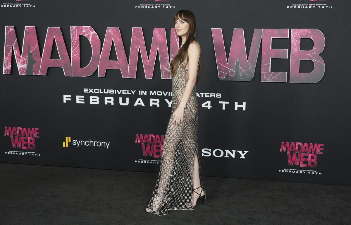 Dakota Johnson llega al estreno de "Madame Web" el lunes 12 de febrero de 2024 en Regency