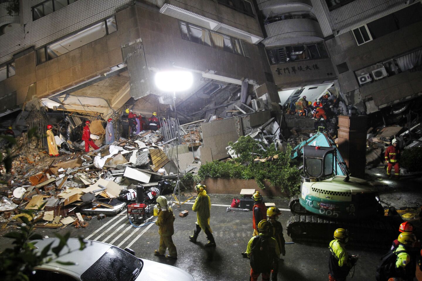 Two Dead As Powerful Quake Hits Taiwan Aftershocks Continue As Buildings Tilt Dangerously Los 