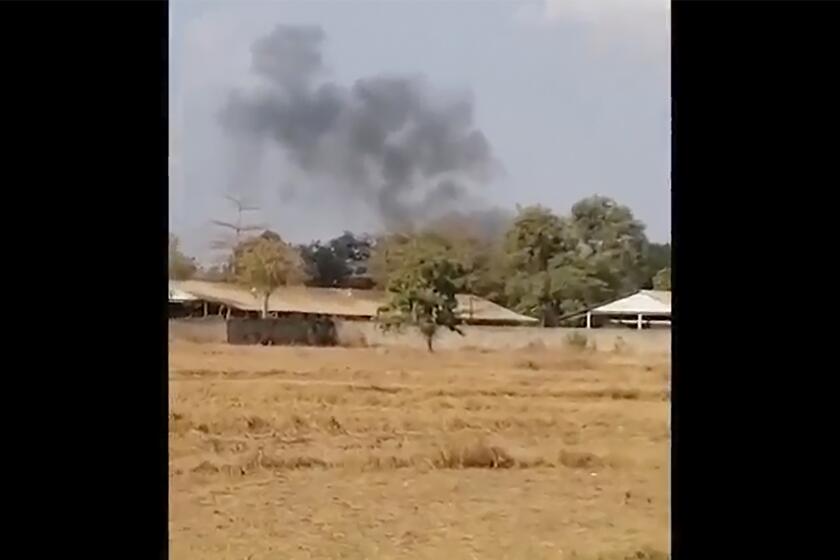Foto tomada de video que muestra humo saliendo de una base distante, vista desde el distrito Chbar Mon de la provincia Kompong Speu en Camboya, el 27 de abril de 2024. (Chim Sothea via AP)