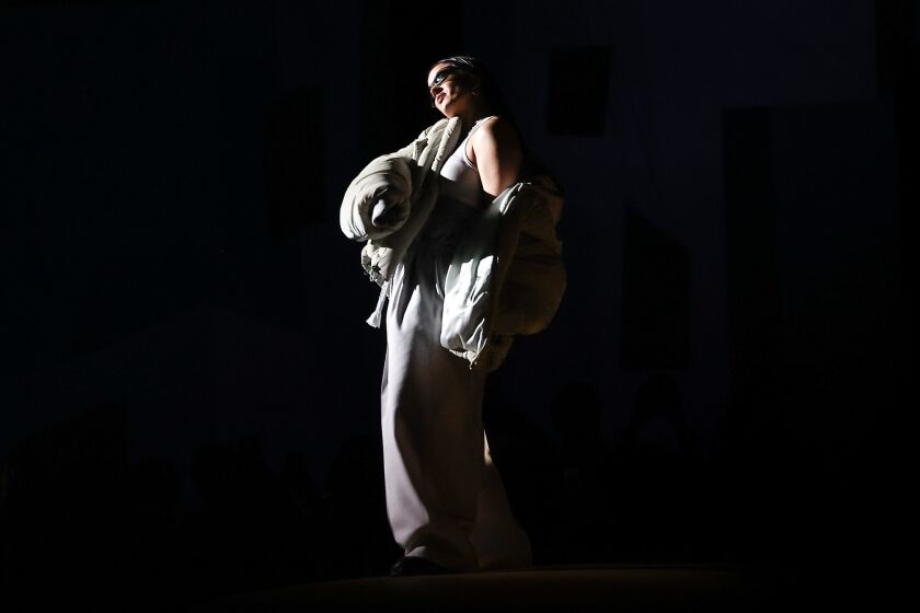 Rosalía se sube al escenario en el desfile de Louis Vuitton