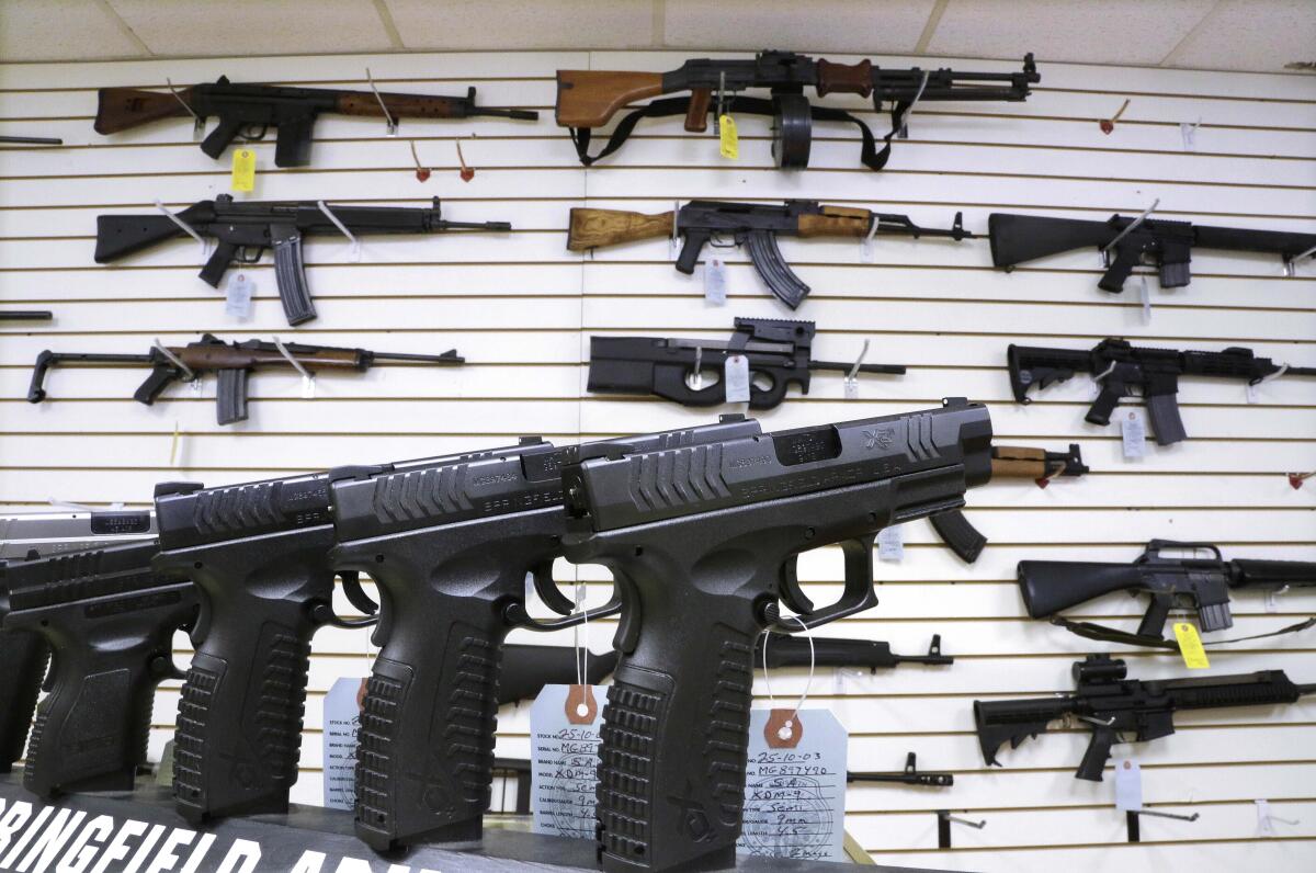 ARCHIVO - Armas de asalto y pistolas a la venta en Capitol City Arms Supply el 16 de enero de 2013, en Springfield, Illinois.