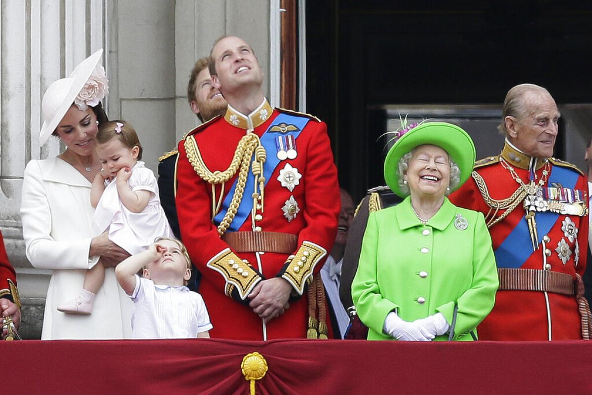 ARCHIVO – La reina Isabel II de Gran Bretaña luce un vestido verde brillante al lado del príncipe Felipe
