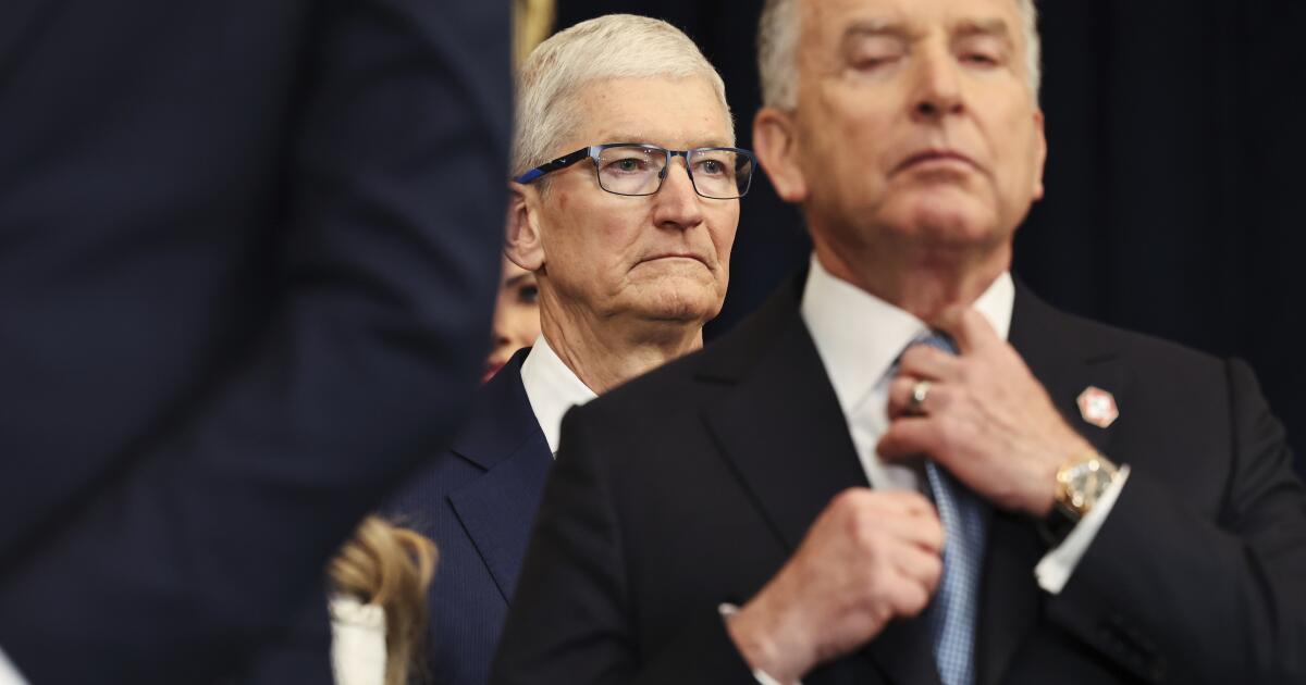 Apple กลับไปที่ Crosshairs ของ Trump ซึ่งสร้าง iPhone Apple กลับไปที่ Crosshairs ของ Trump ซึ่งสร้าง iPhone