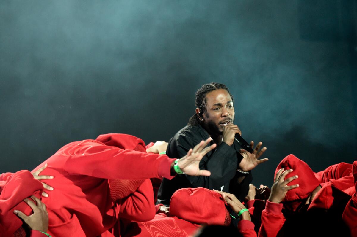 Kendrick Lamar en medio de su contundente acto, con fuertes tintes sociales.