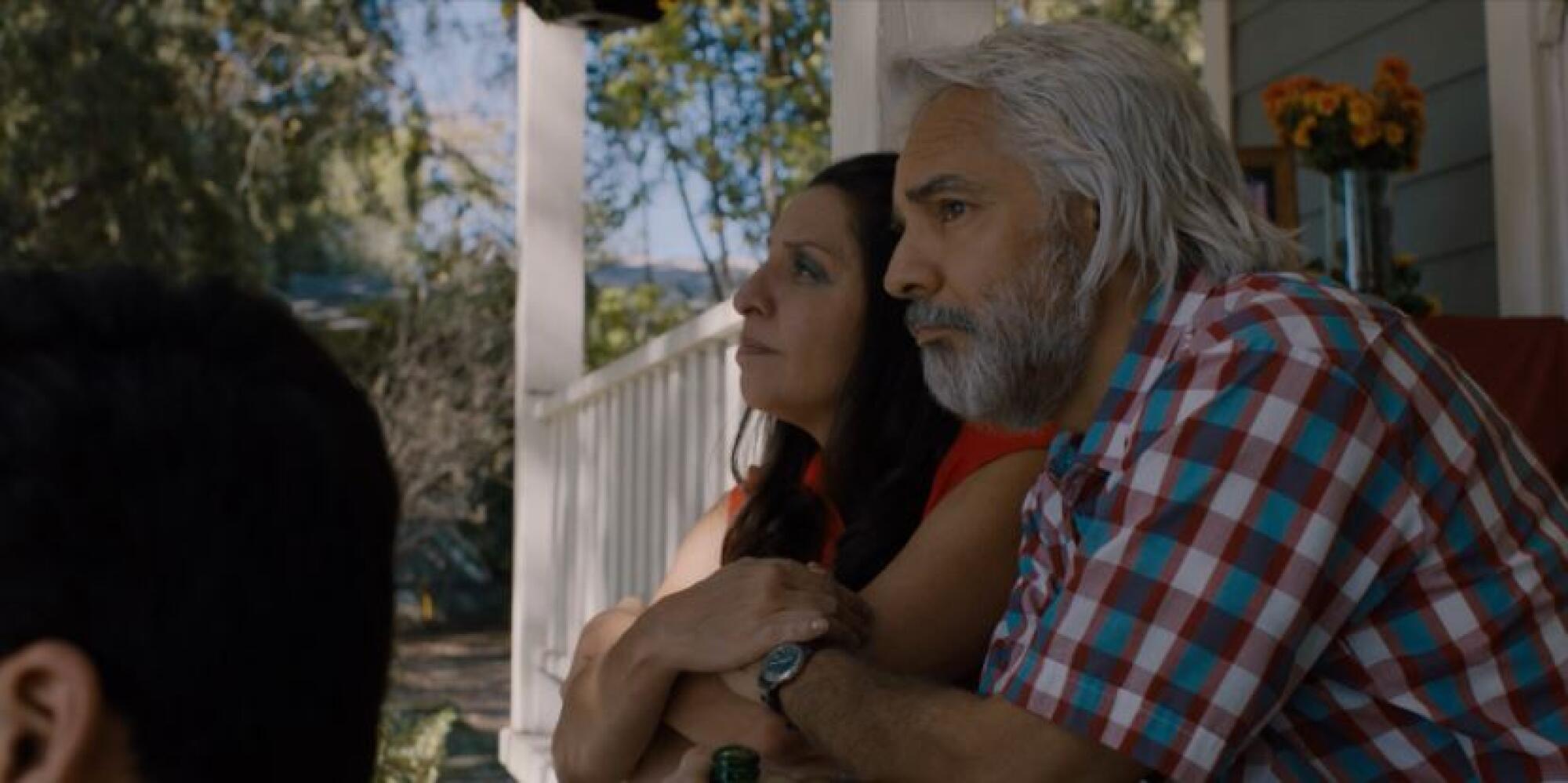 Eugenio Derbez (der.) y Verónica Falcón en otro momento del filme.