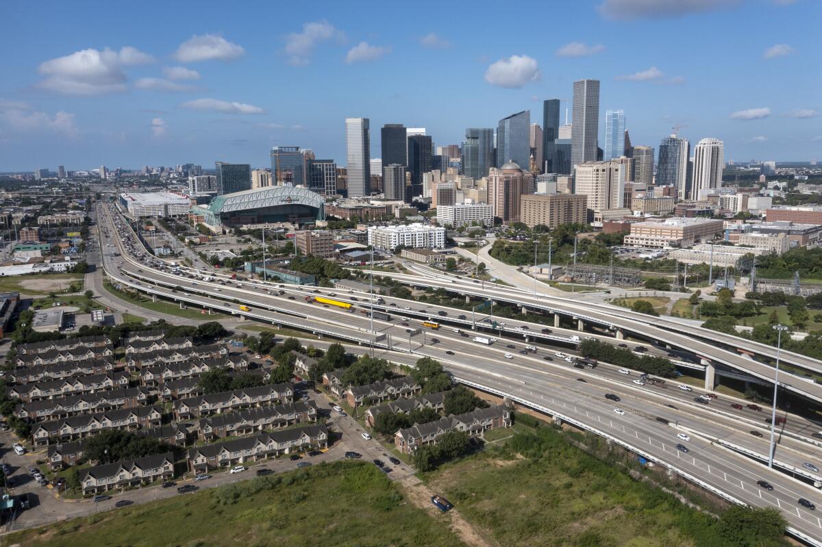 Una vista aérea de donde la Interestatal 69 cruza Bufalo Bayou en el noreste del centro de Houston.