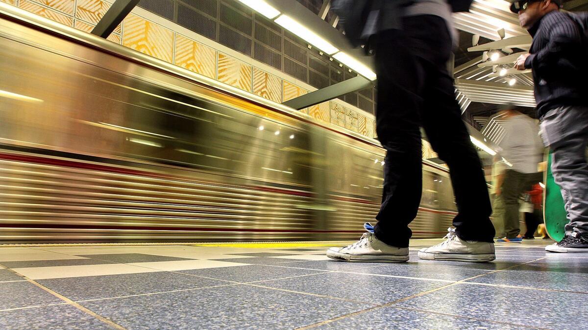 Gente en la plataforma en la estación de metro de la línea roja de Universal City en 2014.