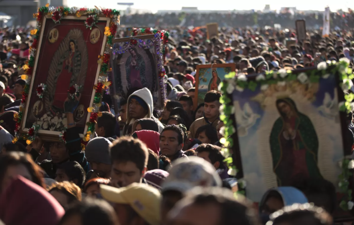 Peregrinos esperan su turno para entrar a la Basílica de Guadalupe