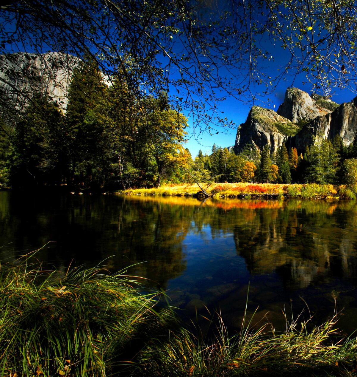 Boster, Mark -- - FALL IN YOSEMITE: Valley View lookout, showing Bridalveil Fall, and the Cathedral Rocks reflected in the Merced River in the Fall. Oct. 11, 2009 (Mark Boster / Los Angeles Times)