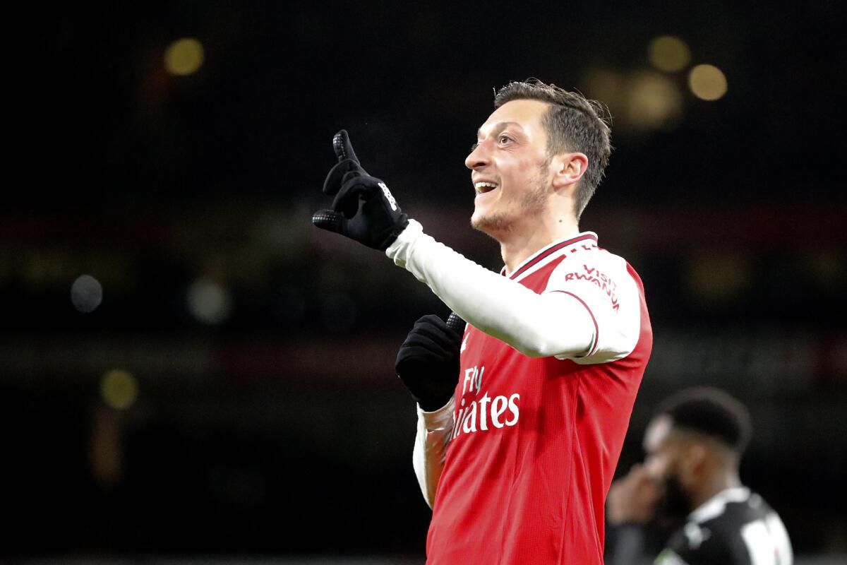 Mesut Ozil festeja luego de anotar el tercer gol del Arsenal