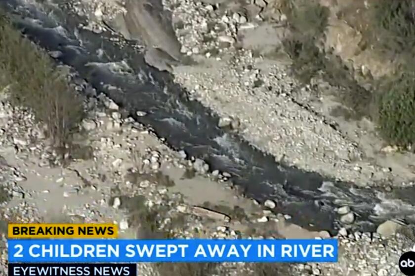 Foto tomada de video de la emisora KABC-TV, que muestra el arroyo donde una niñita de 4 años y su hermano de 2 fueron arrastrados por las aguas, en la Cordillera San Bernardino de California. (KABC-TV via AP)