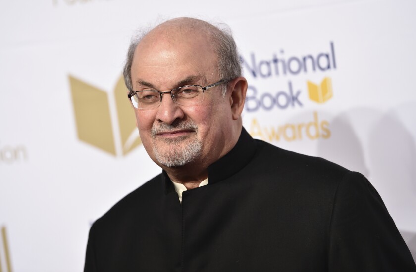 سلمان رشدی در مراسم اهدای جوایز 2017 در نیویورک.