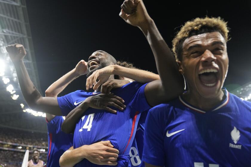 Jean-Philippe Mateta (14) celebra tras anotar el segundo gol de Francia en la victoria 3-1 ante Egipto en las semifinales del fútbol de los Juegos Olímpicos de París, el lunes 5 de agosto de 2024, en Decines, Francia. (AP Foto/Silvia Izquierdo)