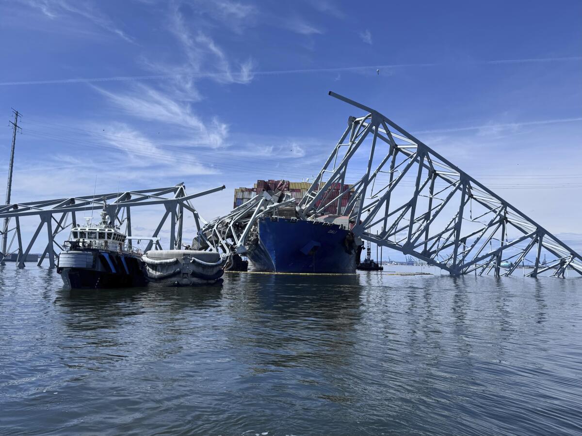 Vista del barco carguero que hace unos días derribó el puente Francis Scott Key en Baltimore