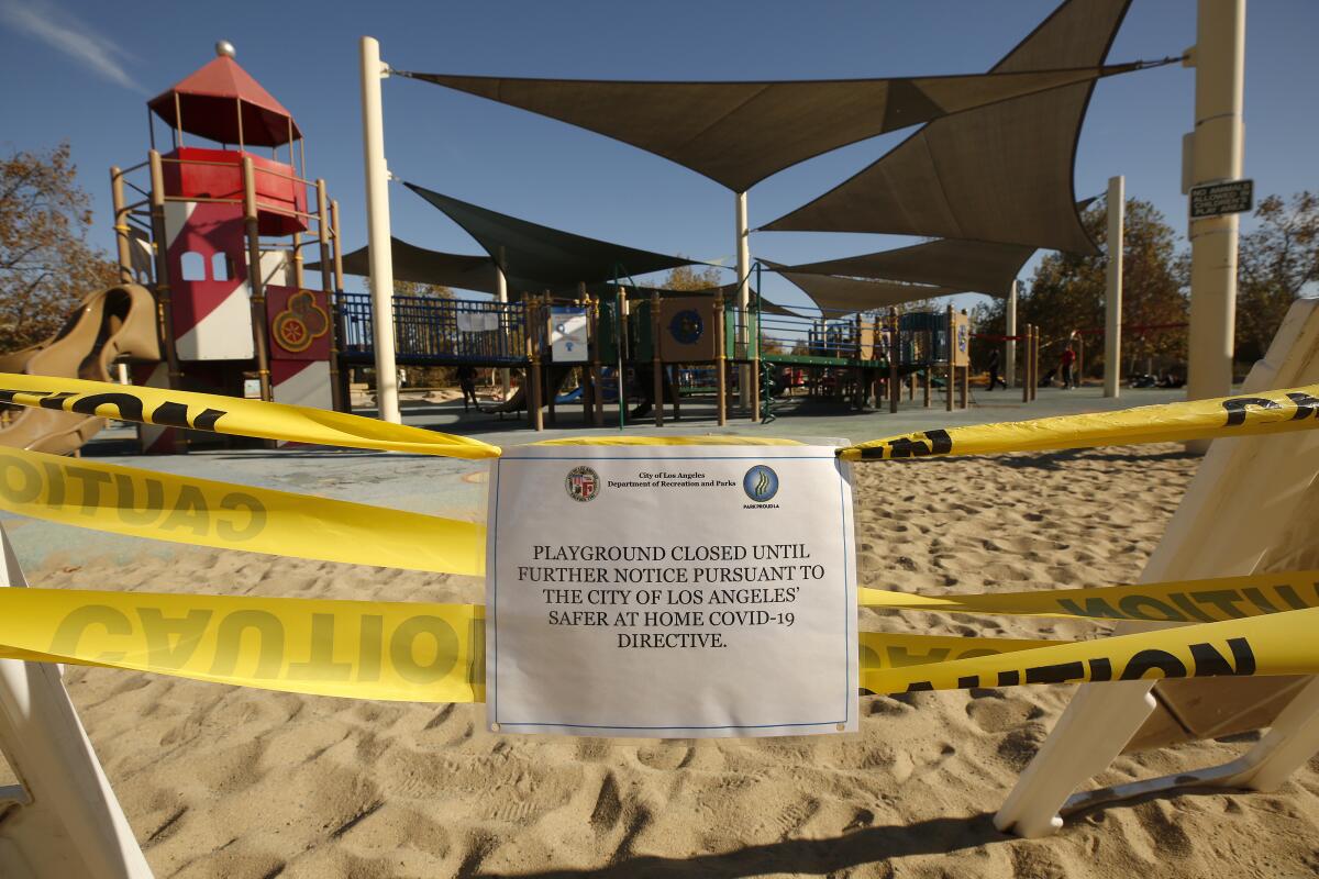Un letrero advierte que los juegos están fuera de servicio en el Lago Balboa.