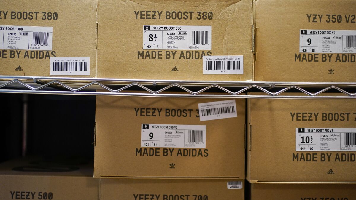 bagværk Begge specielt Yeezy shoes worth $1.3 billion in limbo after Adidas split with Ye - Los  Angeles Times
