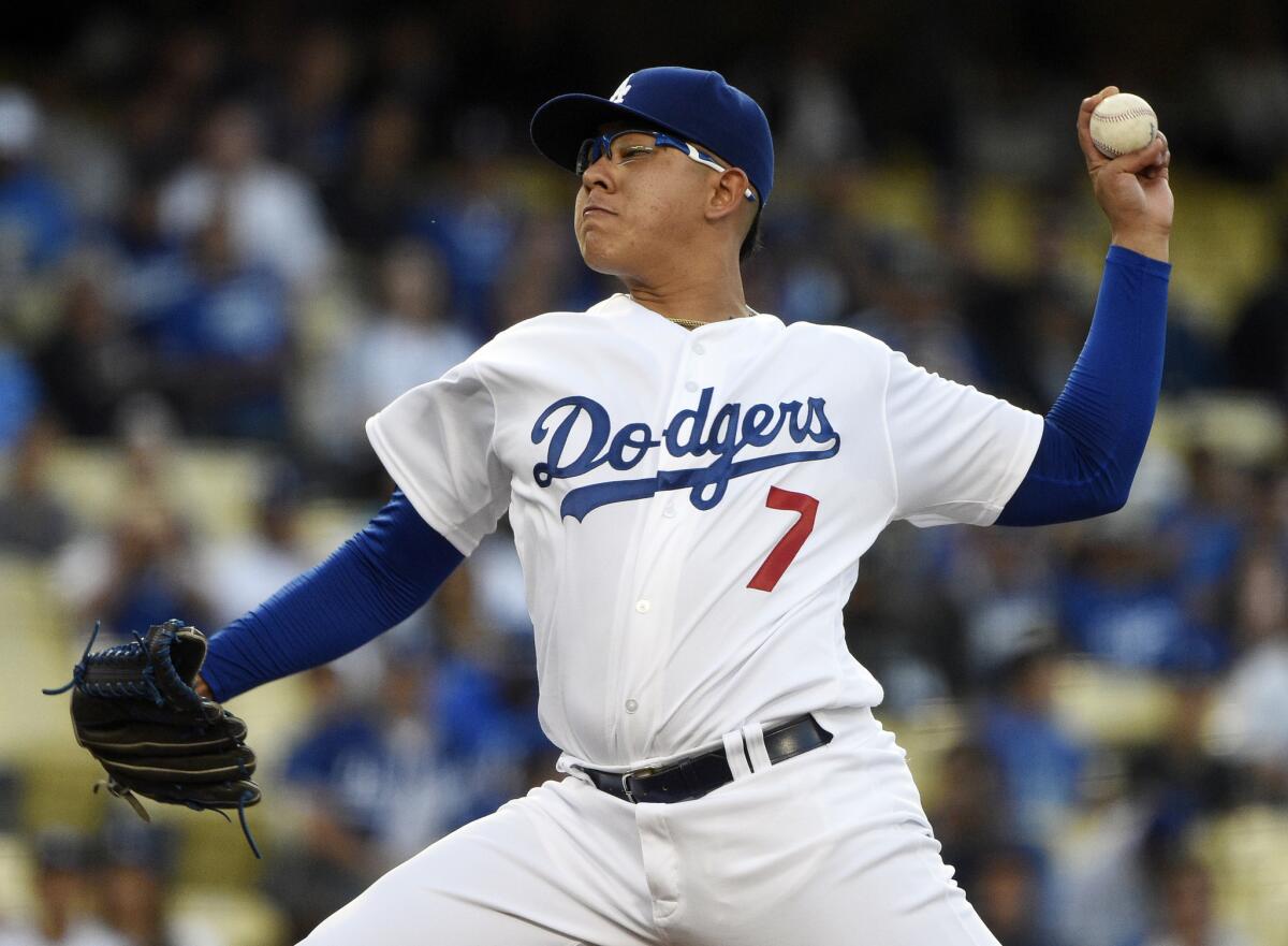 El abridor de los Dodgers de Los Angeles Julio Urías lanza durante el primer inning del juego que enfrentó a su equipo con los Rockies de Colorado, en Los Angeles, el 7 de junio de 2016.