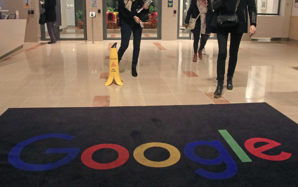 Empleados de Google salen del edificio de Google France en París, Francia, el 18 de noviembre de 2019.