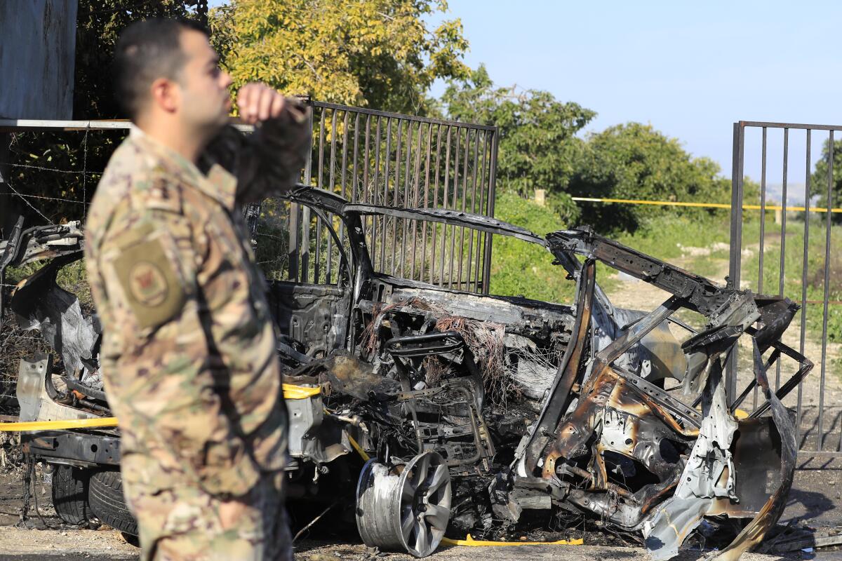 Un soldado libanés junto a un vehículo destruido en la localidad de Bazouriyeh,
