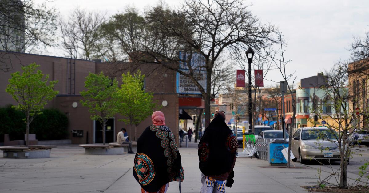 Juiz bloqueia remoção de proteções de deportação para imigrantes somalis