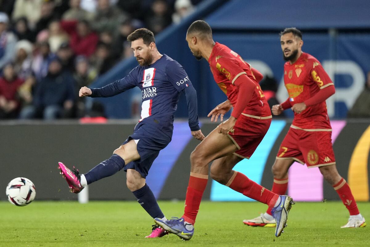Lionel Messi del PSG pasa el balón durante le encuentro de la liga francesa ante el Angers