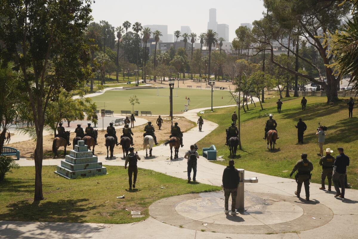 Agentes federales a caballo en el Parque de Los Ángeles