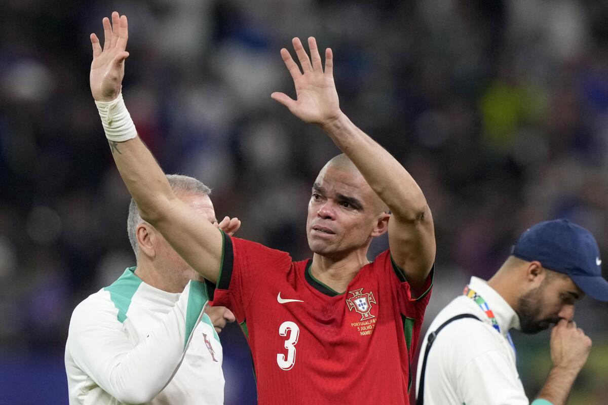 ARCHIVO - Pepe, zaguero de Portugal, llora tras la eliminación en los cuartos de final