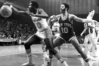 Baltimore Bullets' guard Earl Monroe scrambles after the ball while guarded by New York Knicks' Walt Frazier 1970. 