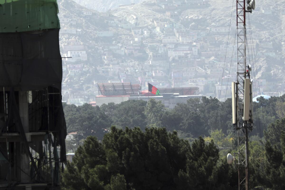 La bandera afgana sobre el palacio presidencial en Kabul el 21 de agosto del 2021. (Foto AP /Rahmat Gul)
