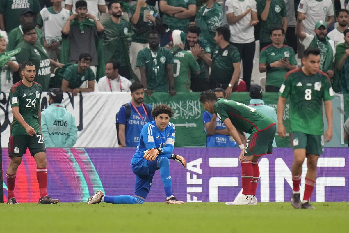 El arquero de México Guillermo Ochoa reacciona tras el gol de Arabia Saudí en el partido por el Grupo C del Mundial