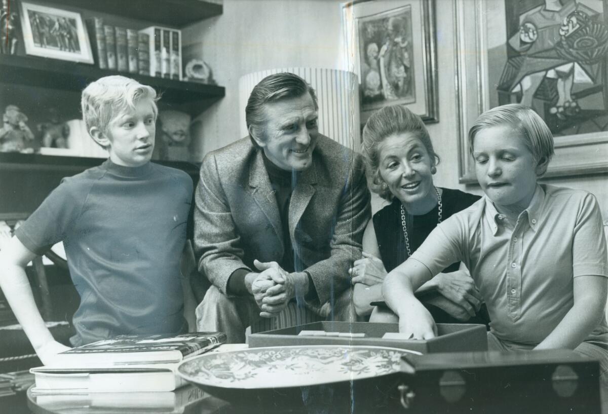 La familia Douglas es fotografiada en casa cuando Anne es nombrada Times Woman of the Year en 1969. Desde la izquierda, Peter, 14, Kirk, Anne y Eric, 11.