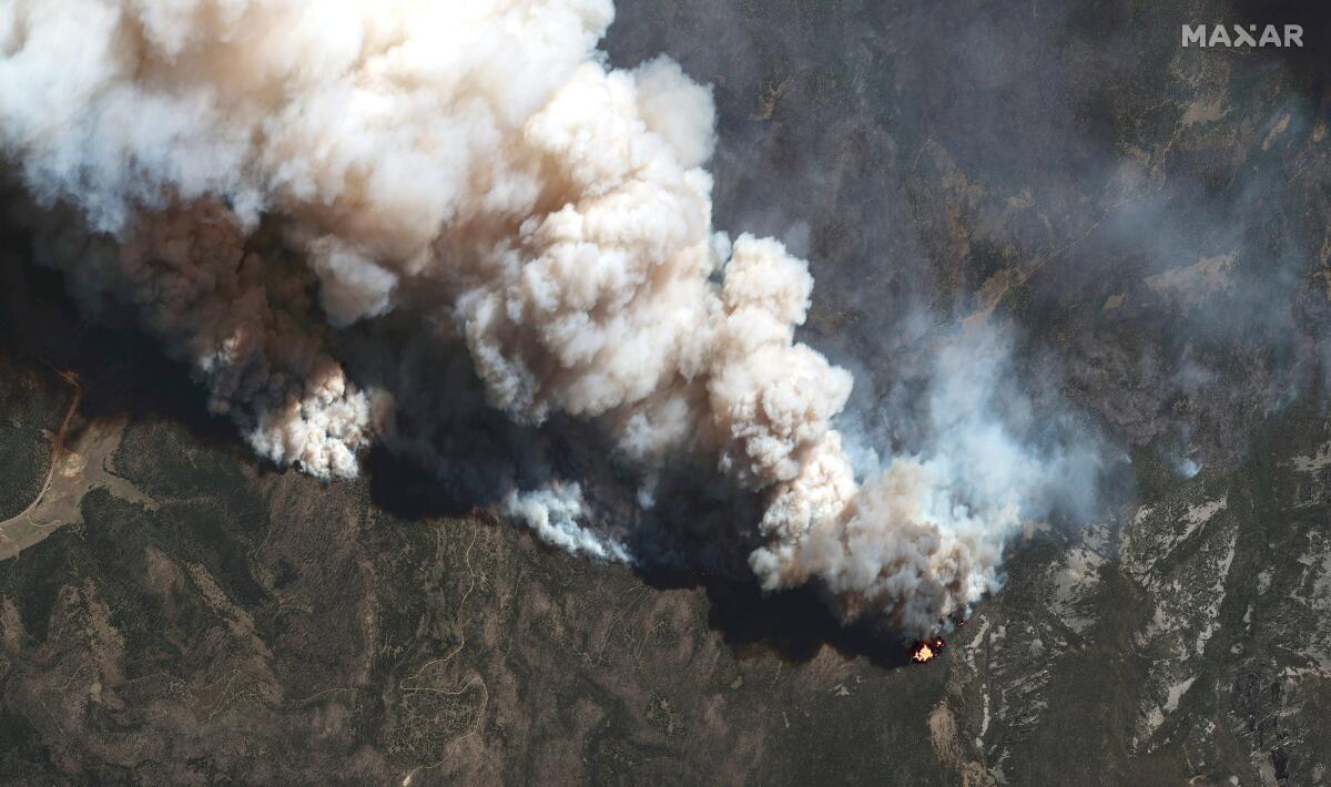 En una imagen satelital proporcionada por Maxar Technologies muestra el incendio Hermits Peak, 