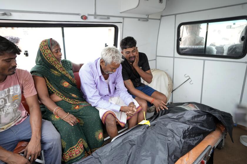 Familiares de Ruby, de 37 años y que murió en una estampida, lloran tras recibir su cadáver, antes de dirigirse a su ciudad natal, en el exterior del hospital del distrito de Hathras, en Uttar Pradesh, India, el 3 de julio de 2024. (AP Foto/Rajesh Kumar Singh)