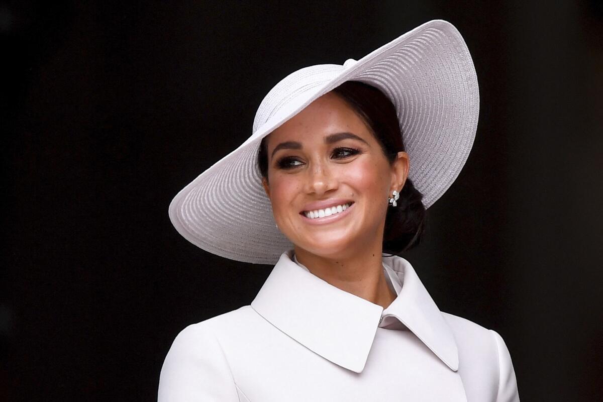 Meghan la duquesa de Sussex sonríe tras asistir a la misa de acción de gracias para la reina Isabel II