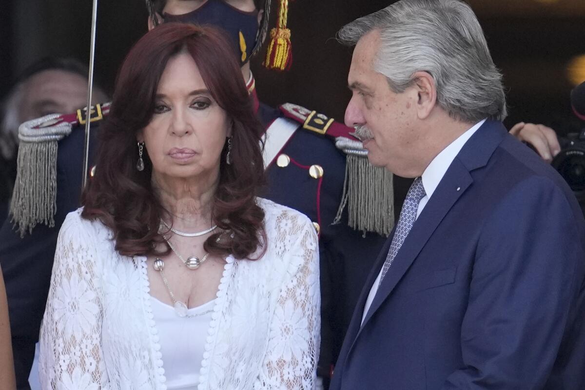 ARCHIVO - La vicepresidenta argentina Cristina Fernández, a la izquierda, 