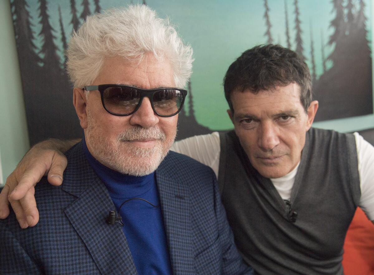 A la izq., el director Pedro Almodovar, y a su lado, el actor Antonio Banderas, ambos de la cinta "Dolor y gloria".