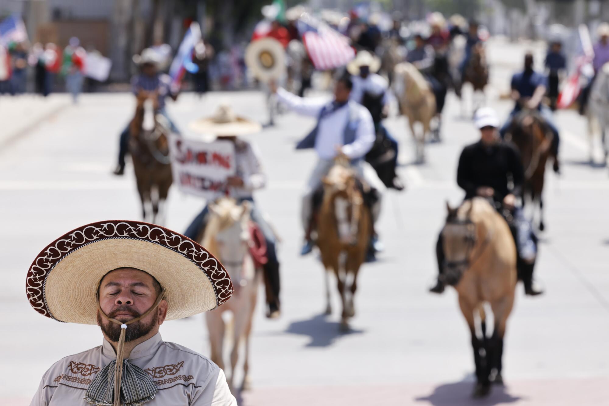 Enrioquiqita se apaga los ojos porque conduce con caballos.